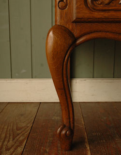 どんな場所でも使いやすい大きさが自慢
アンティーク　チェスト