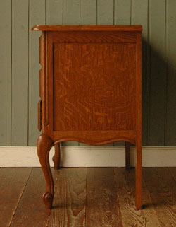 どんな場所でも使いやすい大きさが自慢
アンティーク　チェスト