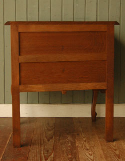 どんな場所でも使いやすい大きさが自慢
アンティーク　チェスト