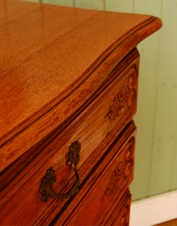 寝室や書斎にオススメ！優雅な猫脚のフレンチチェスト