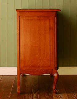 寝室や書斎にオススメ！優雅な猫脚のフレンチチェスト