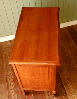 寝室や書斎にオススメ！優雅な猫脚のフレンチチェスト