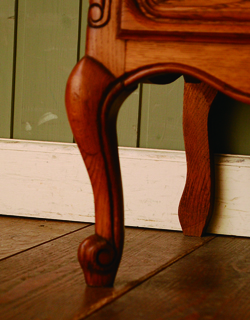 寝室や書斎にオススメ！優雅な猫脚のフレンチチェスト