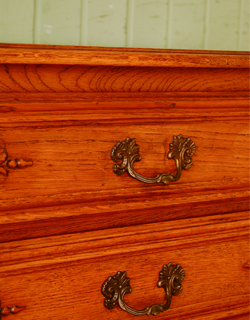 寝室や書斎にオススメ！優雅な猫脚のフレンチチェスト