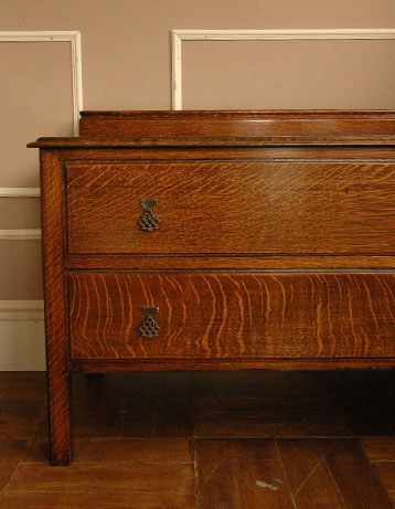 天板の上に置いても安心!可愛いチェスト