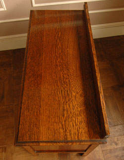 天板の上に置いても安心!可愛いチェスト