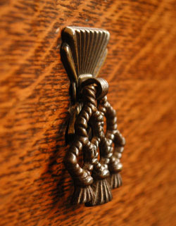 天板の上に置いても安心!可愛いチェスト