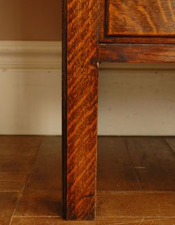 天板の上に置いても安心!可愛いチェスト