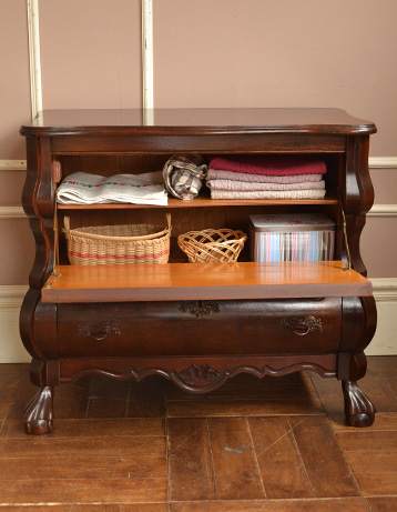 扉を前に倒して開く珍しいタイプ!ちょっと物を置いたり、座って使うテーブルにしたり、便利な天板です。(j-741-f) j-741-f アンティークチェスト