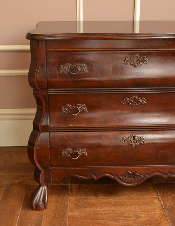 サイドの曲線の美しさが自慢のチェスト。ウォルナット材なので、漂ってくる高級感も嬉しいです。きちんとお直ししているので、引き出しの開け閉めもスムーズです。(j-741-f) j-741-f アンティークチェスト