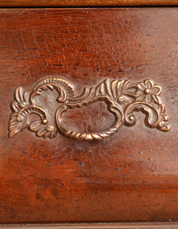 植物をモチーフにした優雅な取っ手。ポイントになる取っ手です。両サイドについているので引きやすいですよ。(j-741-f) j-741-f アンティークチェスト