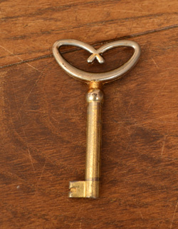 アンティークの可愛い鍵が付いています。(j-741-f) j-741-f アンティークチェスト