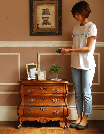 高級感があって女性らしい優しい曲線。どこに置いても絵になるチェストです。(j-742-f) j-742-f アンティークチェスト