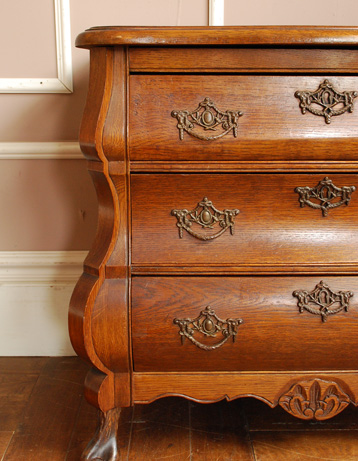 サイドの曲線の美しさが自慢のチェスト。オークの木目も美しいです。きちんとお直ししているので、引き出しの開け閉めもスムーズです。(j-742-f) j-742-f アンティークチェスト