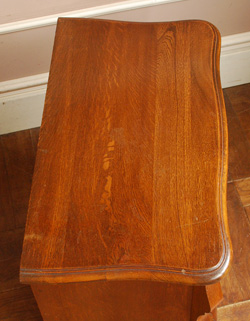 天板もキレイに仕上がっています。雑貨やお花がいろいろ飾れます。角が丸いので小さなお子様がいるお家でも安心してお使いいただけます。(j-742-f) j-742-f アンティークチェスト