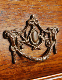 エンブレムをモチーフにした優雅な取っ手。ポイントになる取っ手です。両サイドについているので引きやすいですよ。(j-742-f) j-742-f アンティークチェスト