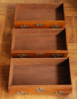 引き出しもキレイに修復してありますので、いろんなものを収納して下さい。(j-742-f) j-742-f アンティークチェスト