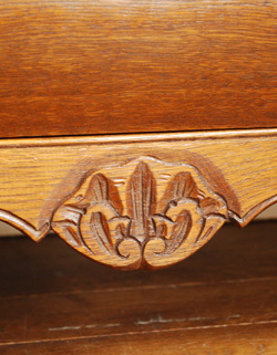 中央の装飾も美しくてうっとり。(j-742-f) j-742-f アンティークチェスト