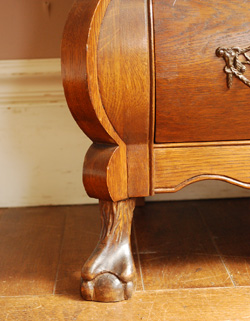 どっしり貫禄のある脚先。安定感があります。(j-742-f) j-742-f アンティークチェスト