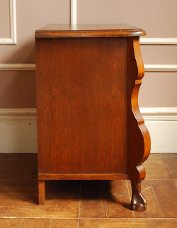 前板が波打っています。横から見てもステキです。(j-742-f) j-742-f アンティークチェスト