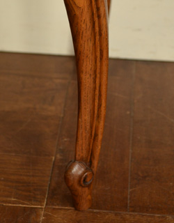 スラリと伸びた美しい猫脚。湿気がこもらず、お掃除もラクラク!(j-769-f) j-769-f アンティーク チェスト