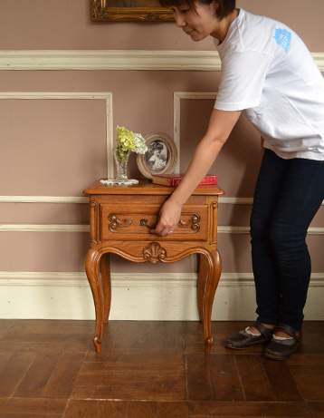 とっても可愛いチェスト。ベッドやソファの横など、どこにでもちょこんと置けるコンパクトサイズで便利です。(j-769-f) j-769-f アンティーク チェスト