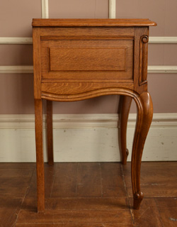 小さいながらも隅々までこだわりが感じられ、サイドから見ても美しいです。(j-769-f) j-769-f アンティーク チェスト