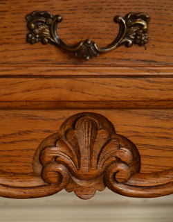 凝った繊細な彫が、フランスらしいです。絵になるインテリアなので、寝室や客間、和室などどこでも上品に彩ります。(j-769-f) j-769-f アンティーク チェスト