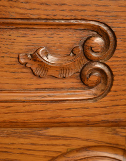 引き出しには優しい雰囲気の彫が入っているんです。さすがフランスらしくデザイン性はバツグンです。(j-769-f) j-769-f アンティーク チェスト