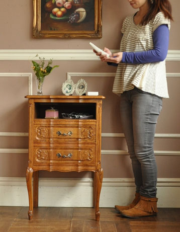 j-784-f アンティークスモールチェストのモデル入り