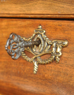 j-792-f アンティークチェストの装飾＆鍵穴