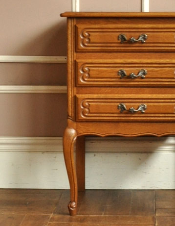 j-806-f アンティークスモールチェストのアップ