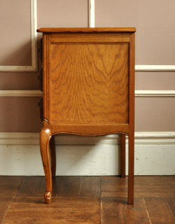 j-806-f アンティークスモールチェストの横から