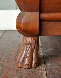 どっしり貫禄のある脚先。安定感があります。上品でヨーロッパらしいデザインです。(j-816-f) j-816-f アンティークチェストの脚