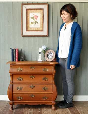 とっても可愛いチェスト。ベッドやソファの横など、どこにでもちょこんと置けるコンパクトサイズで便利です。一番上のオープン棚は、雑誌や本をすっきり収納出来ます。中もキレイにお直ししてありますので、安心して使ってくださいね。(j-816-f) j-816-f アンティークチェストのモデル入り