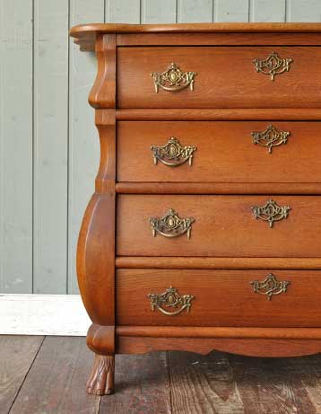 扉の曲線の美しさが自慢のチェスト。オークの木目も美しいです。きちんとお直ししているので、引き出しの開け閉めもスムーズです。(j-816-f) j-816-f アンティークチェストの引出し