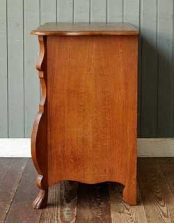 前板が波打っています。横から見てもステキです。(j-816-f) j-816-f アンティークチェストの横から