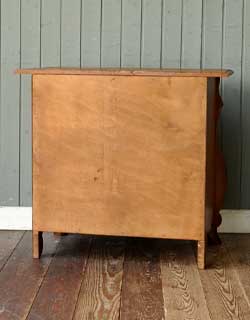 しっかりメンテナンスしてあるので、裏側もキレイな状態です。(j-816-f) j-816-f アンティークチェストの後ろから