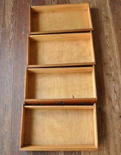 引き出しもキレイに修復してありますので、いろんなものを収納して下さい。(j-816-f) j-816-f アンティークチェストの横から