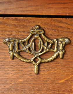 4つの引き出しの中央にはこのような美しい装飾が施された鍵穴が付いています。(j-816-f) j-816-f アンティークチェストの装飾&鍵穴