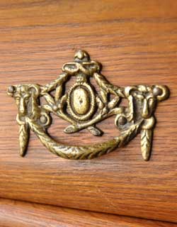 エンブレムをモチーフにした優雅な取っ手。ポイントになる取っ手です。両サイドについているので引きやすいですよ。(j-816-f) j-816-f アンティークチェストの取っ手