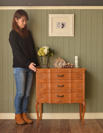 チェアの横に置けば、サイドテーブル代わりに。電話台にしたり、ソファ横でお茶用のテーブルにしたりと、ちょうどいいくつろぎコーナーができます。(モデルの身長は160cmです)(j-894-f) j-894-f アンティークチェスト