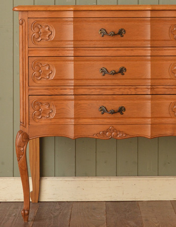 隅々に美しい彫があります。引き出しは3杯。中もキレイにお直ししてありますので、安心して使ってくださいね。(j-894-f) j-894-f アンティークチェスト