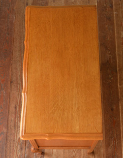 ピカピカにお直ししてあります。天板の上には、雑貨や写真などを飾ってディスプレイも楽しんでくださいね。(j-894-f) j-894-f アンティークチェスト