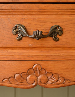 アンティークならではの高級感のある取っ手。(j-894-f) j-894-f アンティークチェスト