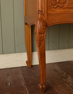 上品で美しい猫脚です。しっかりお直ししてありますので安定感があります。(j-894-f) j-894-f アンティークチェスト