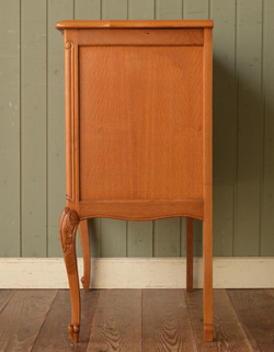 サイドもカットが施され、どこから見ても絵になる美しさです。丈夫に作られているので、安心してお使いいただけます。(j-894-f) j-894-f アンティークチェスト