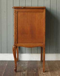 j-927-f アンティークチェストの横