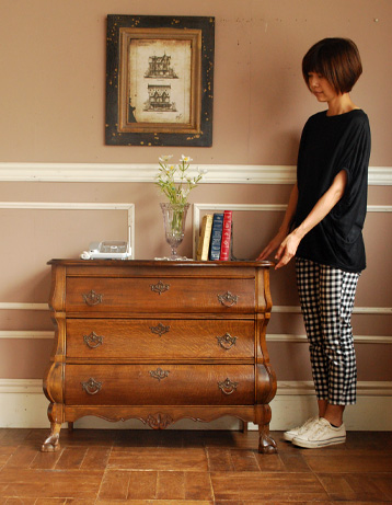 j-957-f アンティークチェスト(コモード)のモデル入り