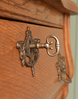 j-958-f アンティークチェストの鍵穴